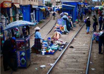 peru-rail-arrivee-dans-puno-marche2